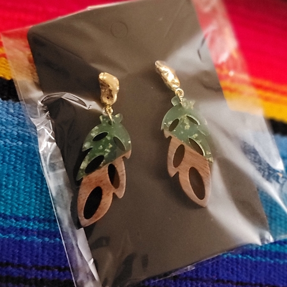 Unique handmand wood and green epoxy earrings - Picture 1 of 3